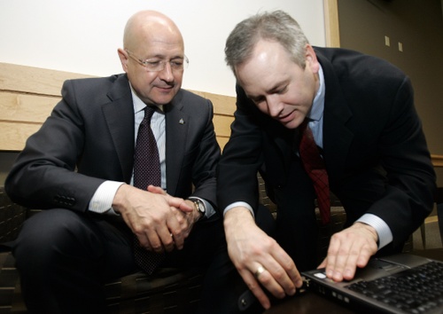 Jean-Michel Louboutin (balra), az Interpol igazgatója figyeli Tim Cranton (Microsoft internetbiztonsági csoportvezető) bemutatóját