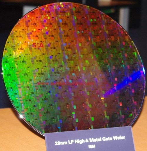Az IBM 20 nm-es waferje Az IBM 20 nm-es waferje