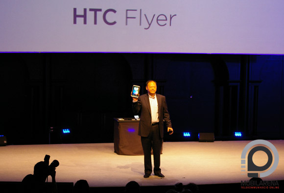 A HTC feje és a Flyer, amely akkora, mint a feje