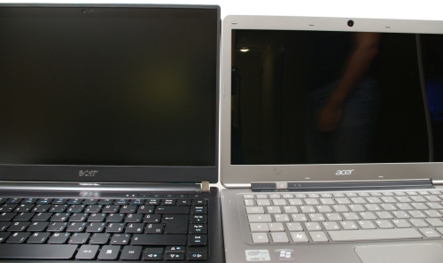 Balra a TravelMate 8481, jobbra pedig az S3 ultrabook. A titok a káva szélességében rejlik.