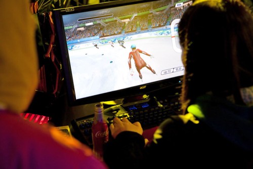 Gyerekek játszanak a Vancouverben rendezett téli olimpián kiállított Acer konfiguráción.