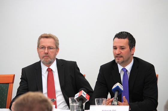 Kalmár István és Schmidt Pál a sajtótájékoztatón (Fotó: MPVI)