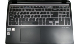 Acer Aspire M3 Ultrabook billentyűzete, touchpadja és csuklótámasza újonnan (balra) és 11 hónapos korában (jobbra)