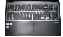 Acer Aspire M3 Ultrabook billentyűzete, touchpadja és csuklótámasza újonnan (balra) és 11 hónapos korában (jobbra)