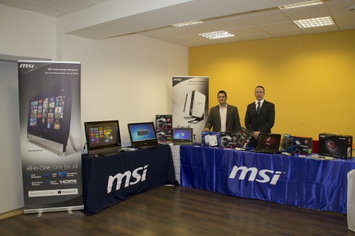 Az MSI standja a cég hazai képviselőivel (Bordás Áron és Aradi Gábor)