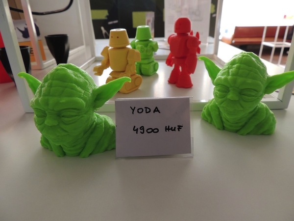 FDM technológiával készült Yoda figurák a 2B3D kiállításon – a fröccsöntés tömegcikkeknél egyelőre úgy százszor olcsóbb, a 3D printerek az egyedi, kis sorozatú munkáknál hatékonyak