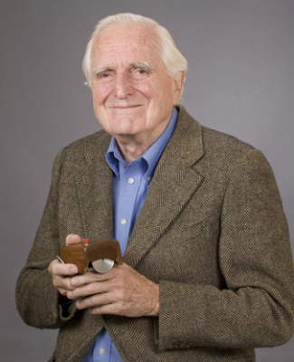 Douglas Engelbart, kezében az egérrel.