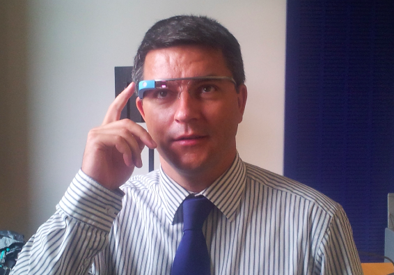 A NAIH elnökhelyettese, dr. Szabó Endre Győző kipróbálja a Glasst. Forrás: NAIH