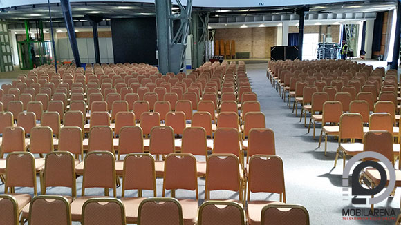 Úgy tippeltük, hogy kábé 400 szék fér majd a színpad elé. Az egészen pontosan így néz ki.