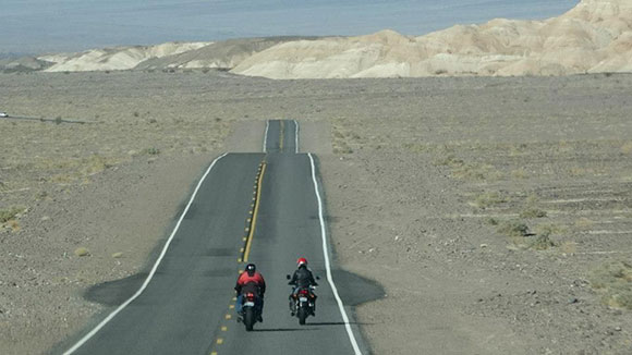 Szelíd motorosok a Death Valley-ban