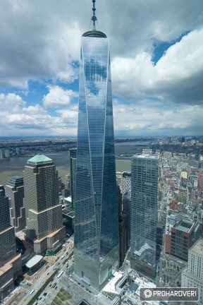 Kilátás a 4 World Trade Centerből: előtérben a One World Trade Center