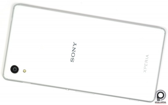 A A Sony Xperia M4 Aqua üveg hátlapját letisztult minimalizmus jellemzi