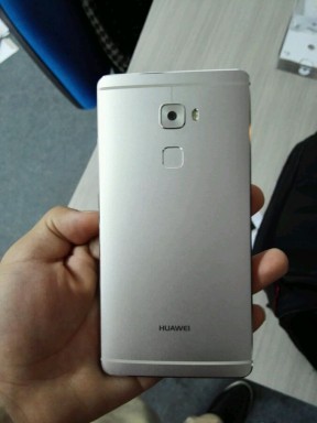 Íme a Huawei Mate S elölről és hátulról