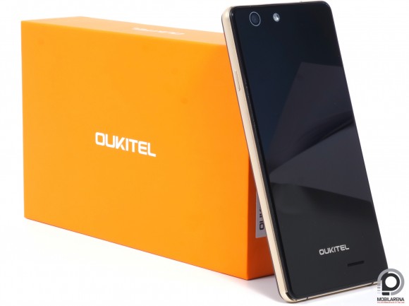 Az Oukitel U2 narancssárga doboza az alaptartozékokat rejti, képernyővédő fóliával