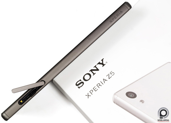 A nanoSIM-et és a microSD-t bal oldalt fogadja be a Sony üdvöskéje, emögött a fül mögött
