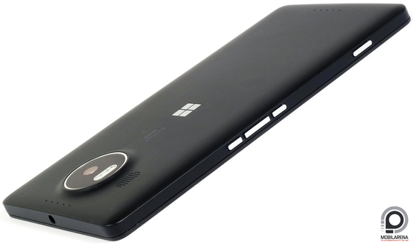 Maradt a plasztik borítás a Lumia 950 XL esetében is