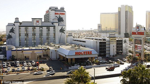 Az idei szállás a Hooters Az idei szállás a Hooters