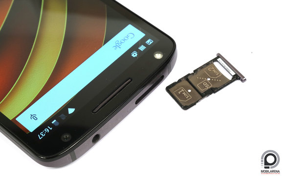 A tálcára vagy két nanoSIM, vagy egy nanoSIM és egy microSD fér