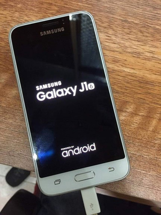 Képen látható a Samsung Galaxy J1 (2016)