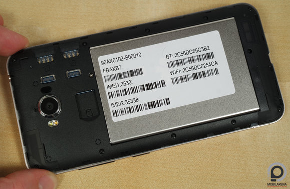 Van két microSIM, egy microSD foglalat, az akkumulátor nem cserélhető