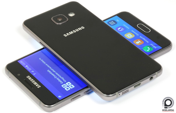 Az új Galaxy A3 a Galaxy A5 előlapján pihen