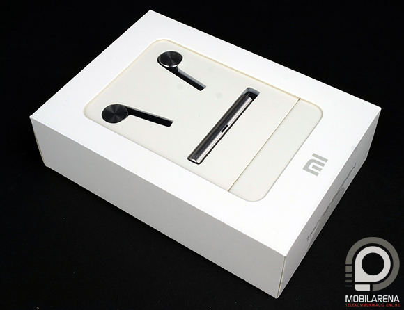 Egyszerű, fehér dobozban érkezett hozzánk a Xiaomi új fülhallgatója.