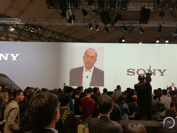 A vízió-vírusgazda a színpadon, ő vázolta fel, hogy a Sony a hangvezérlésre fog fókuszálni a jövőben.