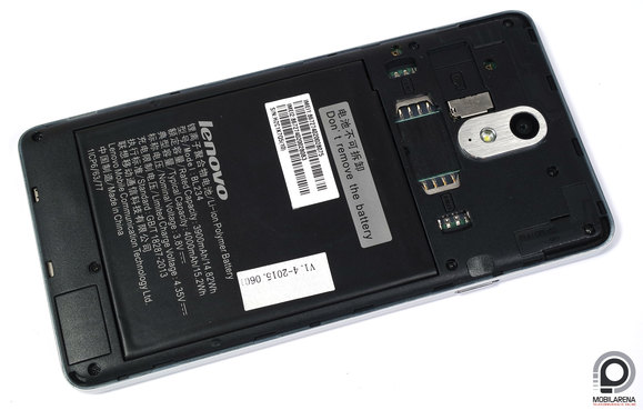Az akkumulátor nem cserélhető, feletette két microSIM és egy microSD foglalat látható
