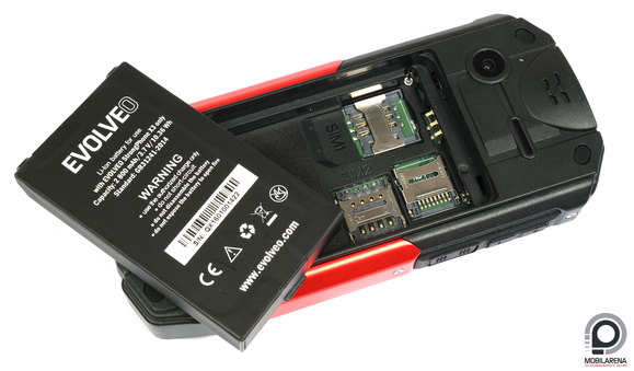Egy normál és egy micro méretű SIM fér a microSD foglalat melletti helyekre
