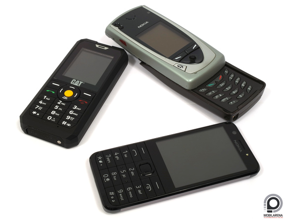 Hagyományos, nyomógombos telefonok egymás között: a Nokia 230 mellett a Cat B30 és a tizennegyedik születésnapjára készülő Nokia 7650.