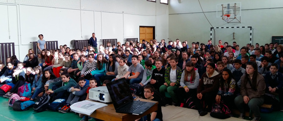 A Telekom előadását hallgatják a Gubányi Károly Általános Iskola diákjai (Pilis)