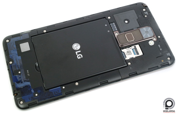 A telep cserélhető, van SIM és microSD foglalat is