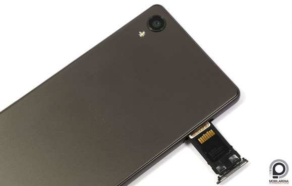 A kihúzható tálcára egy microSD és egy nanoSIM fér