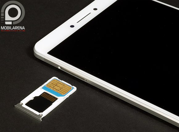 Az első helyre microSD vagy nanoSIM kártya pakolható, a másikba pedig csak microSIM-et tehetünk.