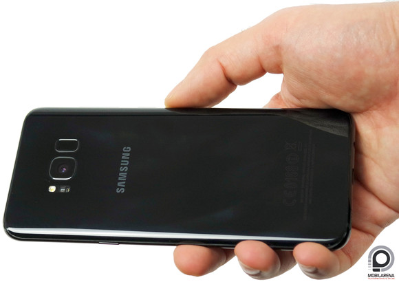 A nagyobbik Galaxy S8 is egész vékony, viszont meglehetősen hosszúkás