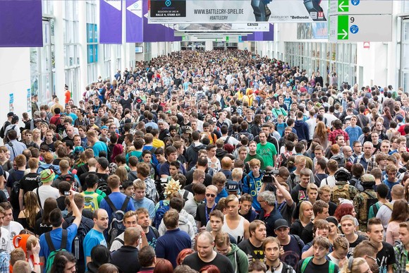 Hömpölyög a tömeg a 2016-os Gamescom kiállításon, ahol minden a gamingről szól