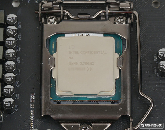 Az Intel Core i7-8700K az LGA1151v2 foglalatban