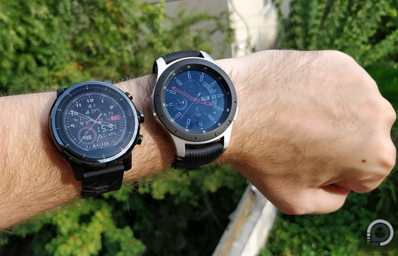 A kint mindig jól látható, transzflektív kijelzős Amazfit Stratos balra, a felvillanó AMOLED paneles Galaxy Watch jobbra