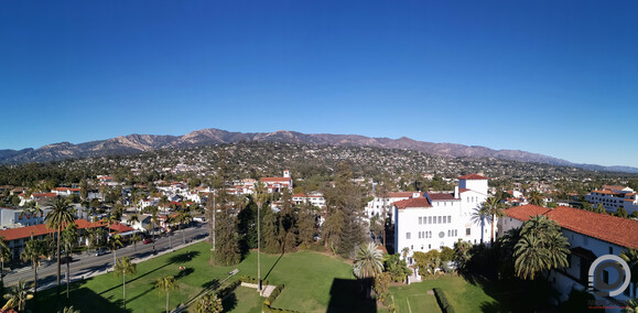 Santa Barbara és a háttérben Kalifornia hegyvonulatai az óratoronyból