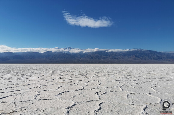 Badwater Basin végeláthatatlan, hófehér sótengere kilométerekig tart