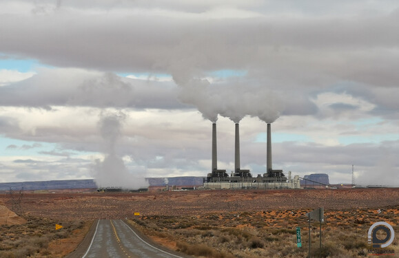 A Salt River Project-Navajo Generating Station közvetlenül az Antelope Canyon mellett