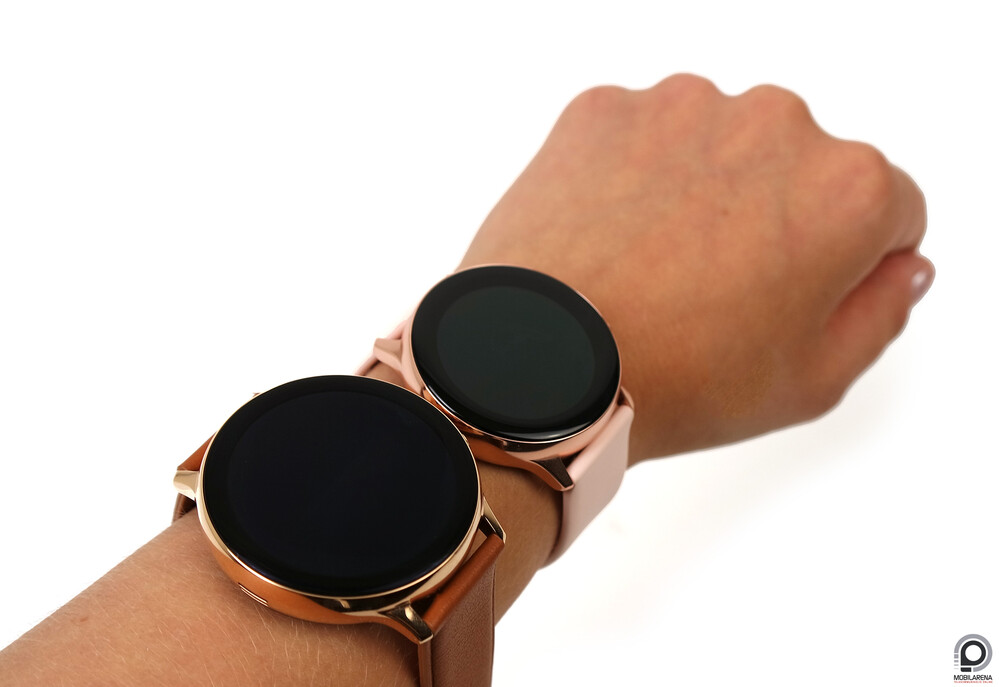A káva a virtuális tekerőgyűrű ellenére is vékonyabb lett a Galaxy Watch Active-hoz (kisebb, rózsaszínebb készülék) képest.