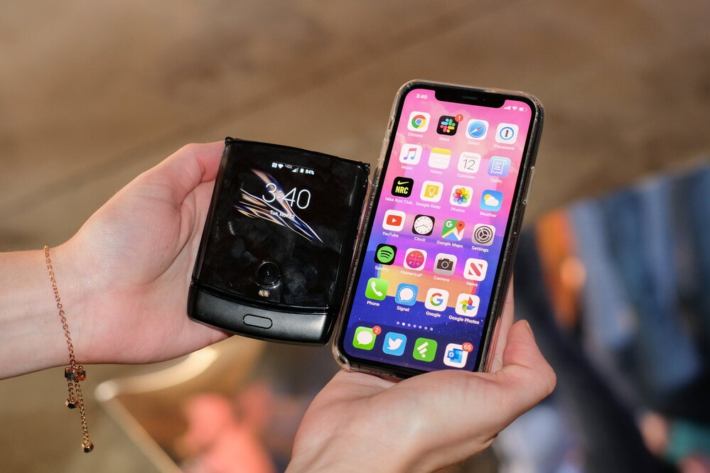 A 2019-es Razr az "kicsi" iPhone 11 Pro mellett is eltörpül, legalábbis csukva