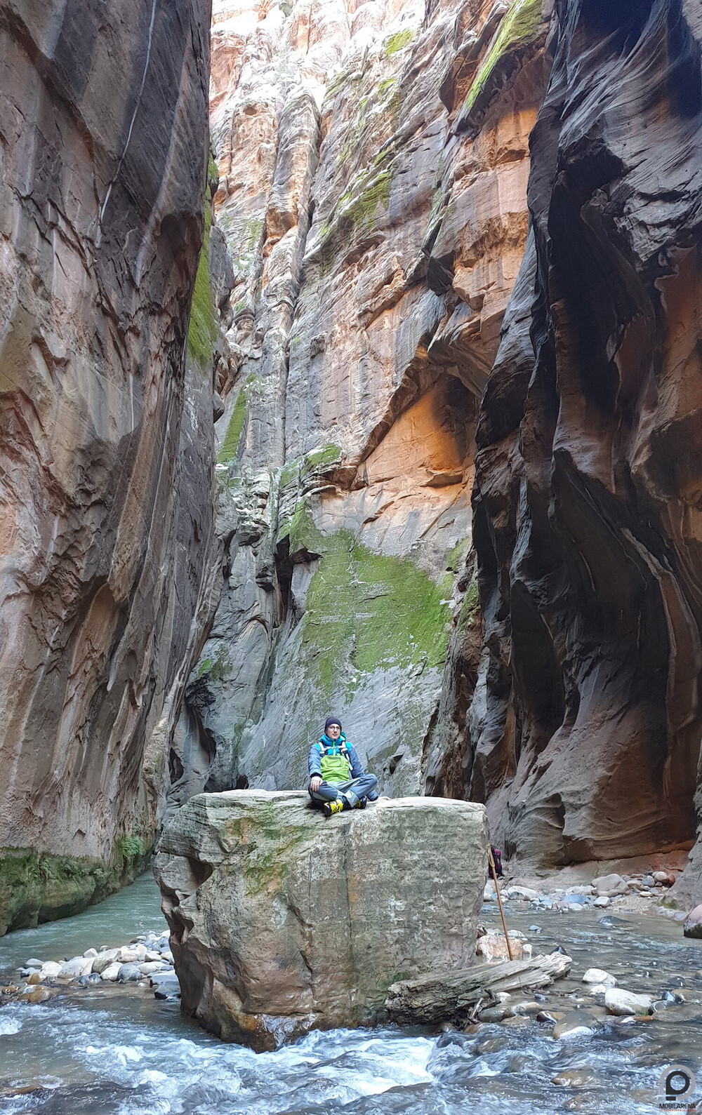A munka után kis kikapcsolódás: Bone123 épp a Zion Narrows Canyon egyik szikláján pihen