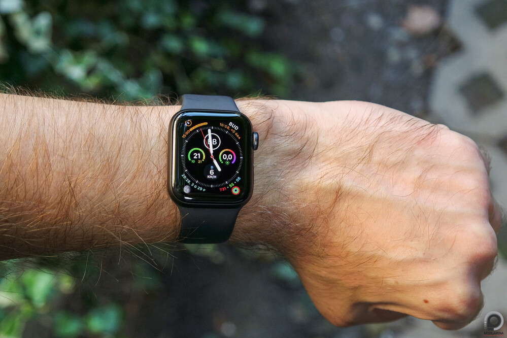 Az Apple Watch SE 40 mm, sportszíjjal