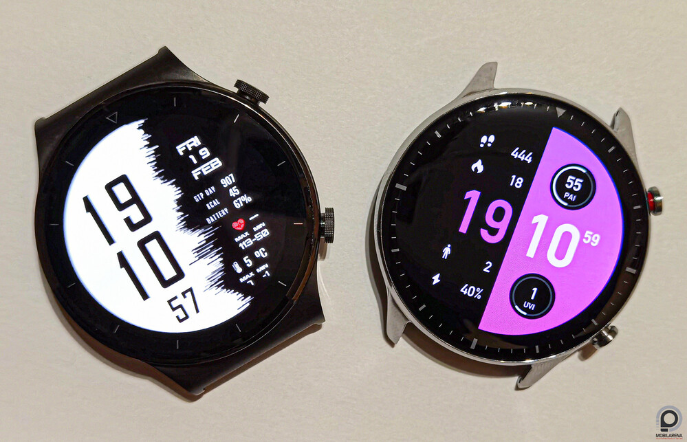 A Huawei Watch GT 2 Pro az Amazfit GTR 2 mellett, szíj nélkül