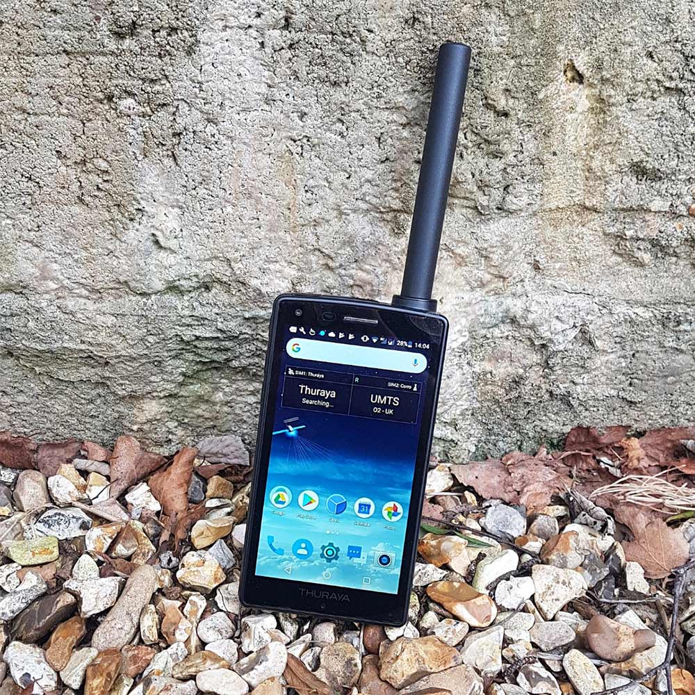 A Thuraya X5 Touch GSM mellett műholdas hálózatra is képes volt felkapcsolódni, méretes antennával