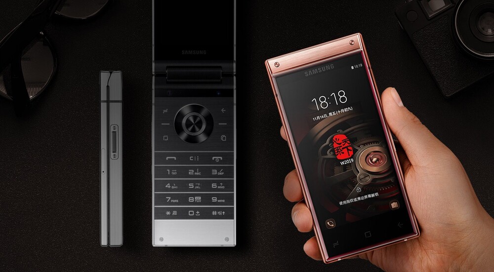 A Samsung W2019 még hagyományos kagylótelefon formával