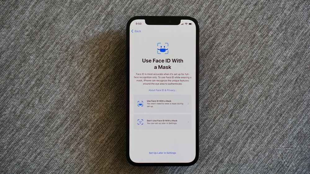 Az iOS 15.4 béta telepítése után a rendszer automatikusan megkérdezi, akarjuk-e, hogy a telefon maszkban is felismerjen?