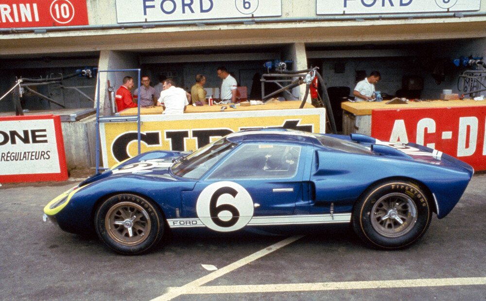 Az 1966-os Le Mans versenyt megnyerő Ford GT40 kék színben.